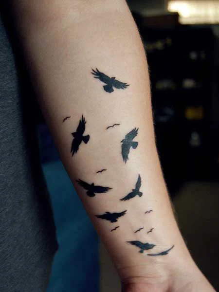 Tatuaje de bandada de pájaros