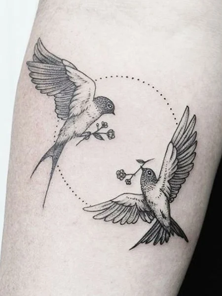 Tatuaje de pájaros y flores