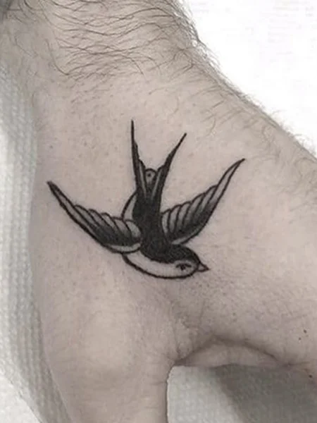 Tatuaje de pájaro golondrina