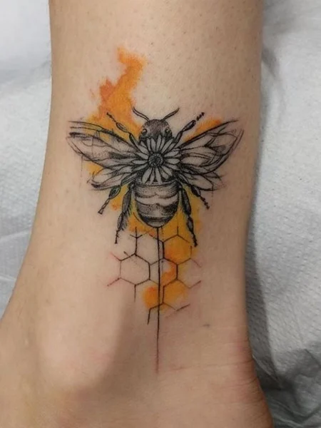 Tatuajes de abejas para mujeres