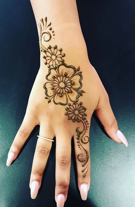 Tatuaje de flor de henna