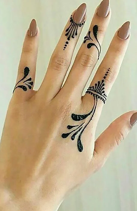 Tatuajes de henna en los dedos