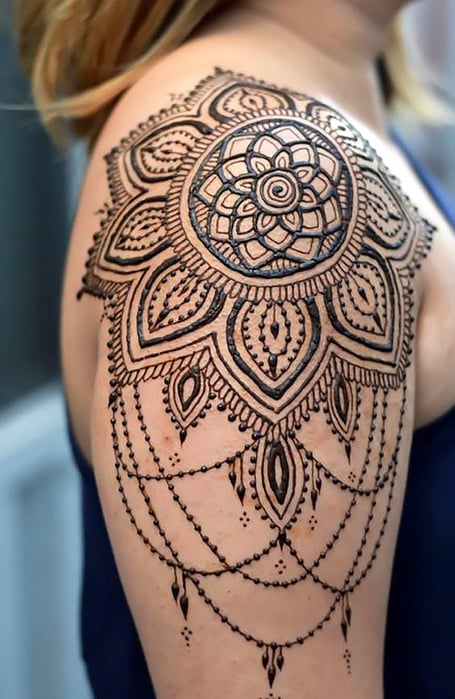 Tatuaje de henna en el hombro