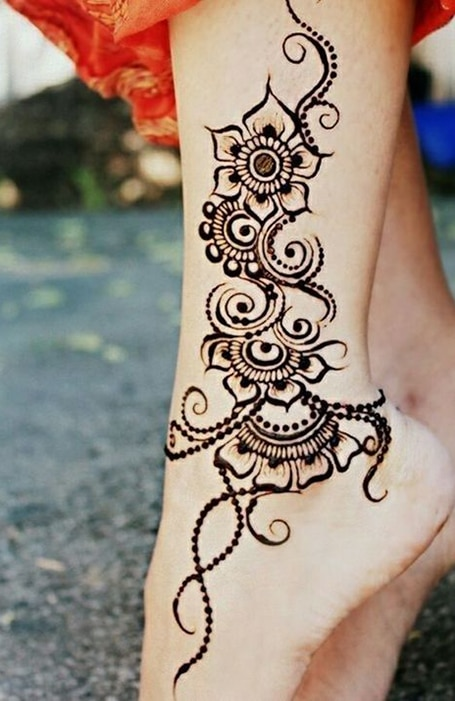 Tatuaje de henna en el tobillo