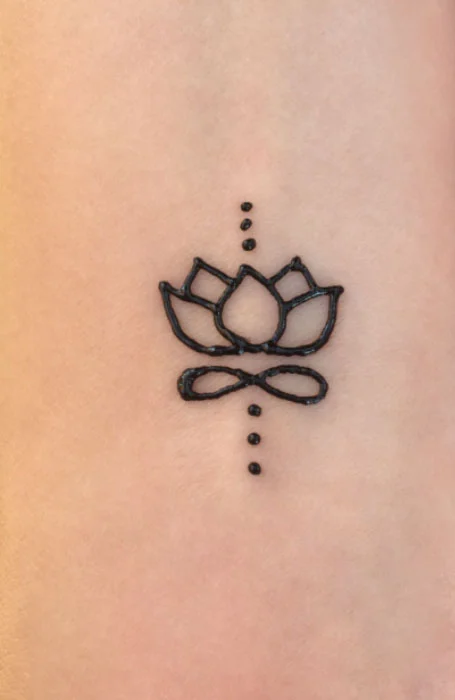 Tatuaje de henna simple