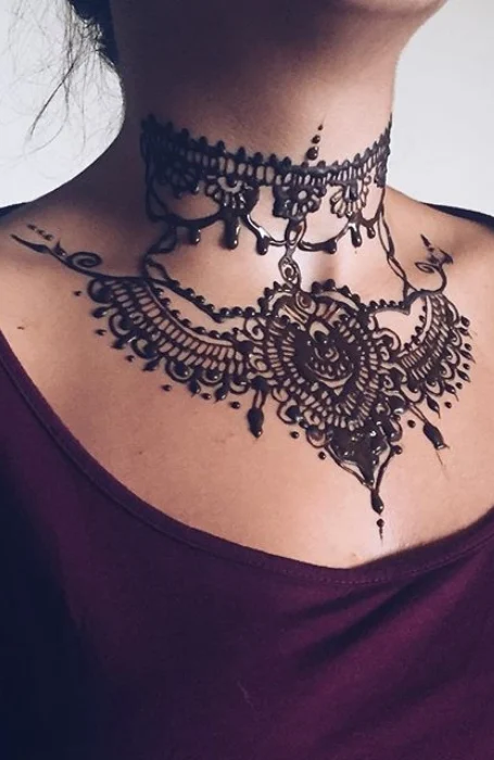 Tatuaje de henna en el cuello