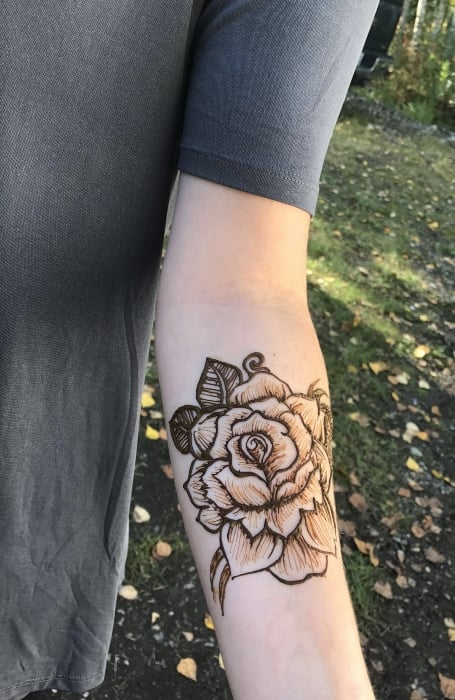 Tatuaje de henna rosa