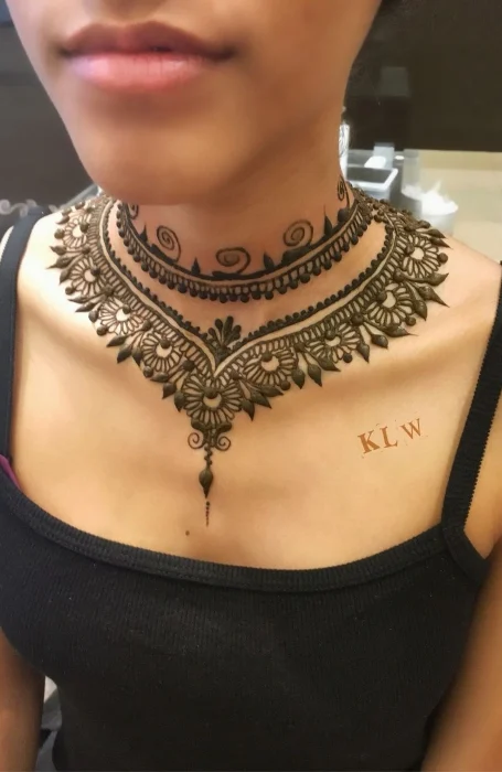 Tatuaje de collar de henna