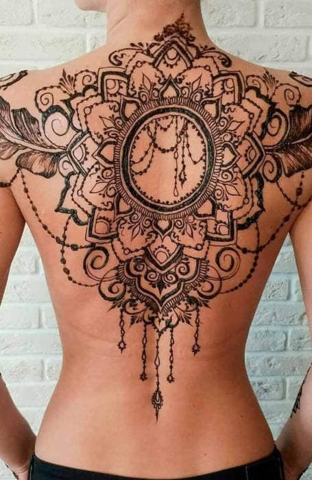 Tatuaje de henna en la espalda