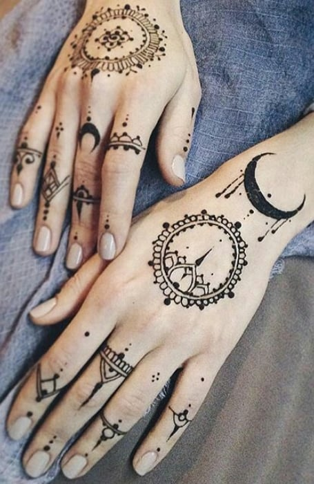 Tatuaje de henna lunar