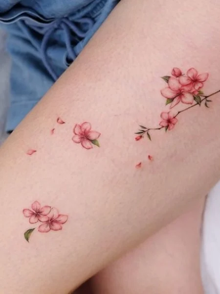 Tatuajes de flor de cerezo para mujeres