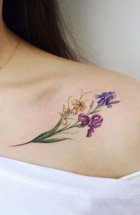 Tatuajes de flores de nacimiento para mujeres