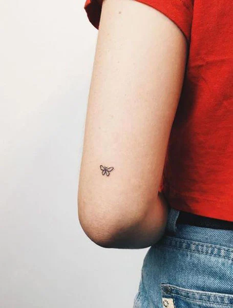 Pequeños tatuajes de mariposa en el brazo