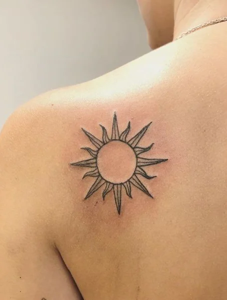Tatuajes de sol para mujeres