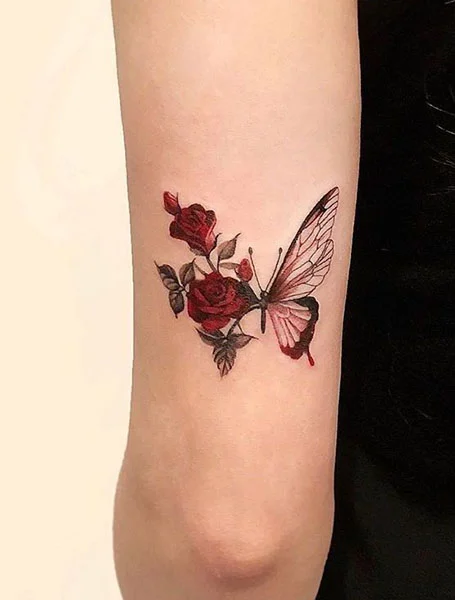 Tatuaje de mariposa y rosa