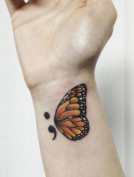 Tatuaje de mariposa con punto y coma
