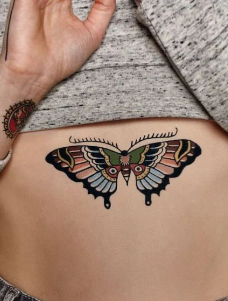 Tatuaje de mariposa tradicional americano