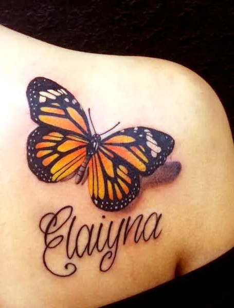 Tatuaje de mariposa con nombre