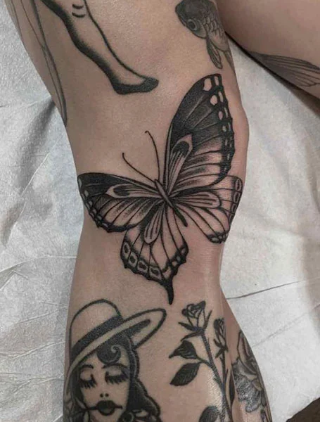 Tatuaje de mariposa en blanco y negro