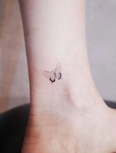 Tatuaje de mariposa en el tobillo