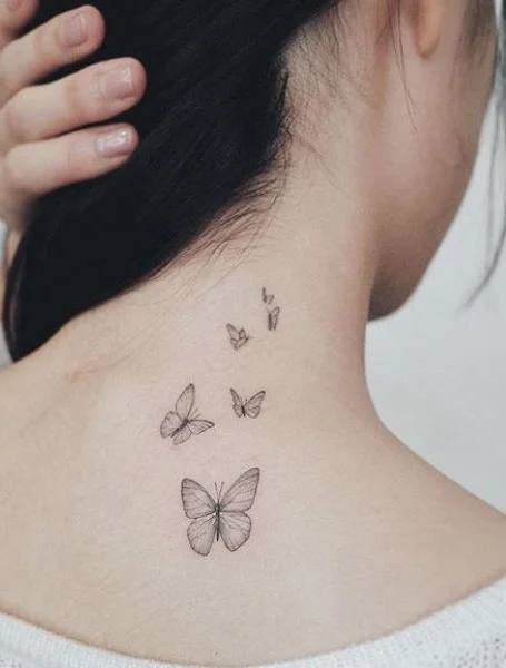 Tatuaje de mariposa en el cuello