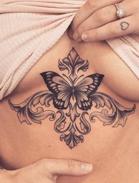 Tatuaje de mariposa en el pecho