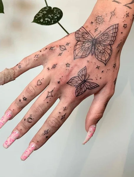 Tatuajes de mariposa en la mano