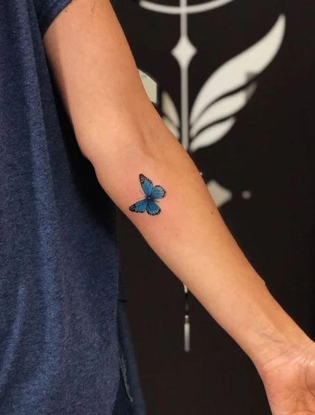 Tatuaje azul de mariposa
