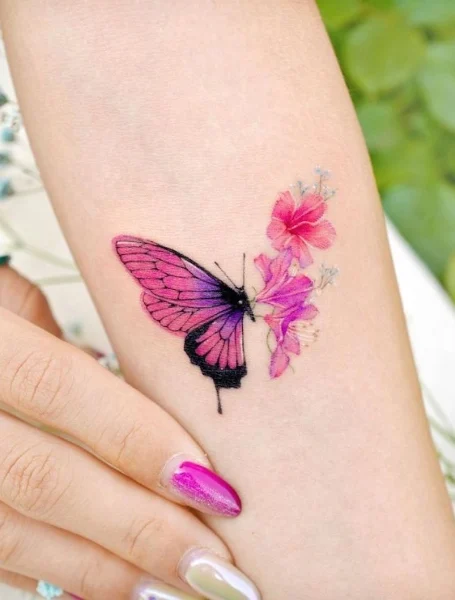 Tatuaje de flor de mariposa