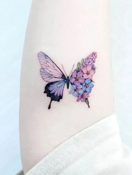 Tatuaje de mariposa de flor