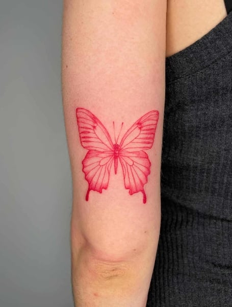 Tatuaje rojo de mariposa