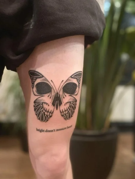 Tatuaje de mariposa de calavera 