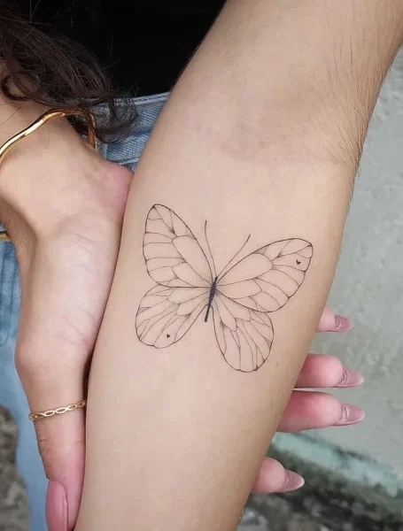Tatuaje de contorno de mariposa