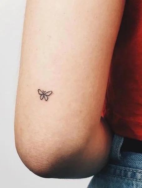 Tatuaje de mariposa de contorno 