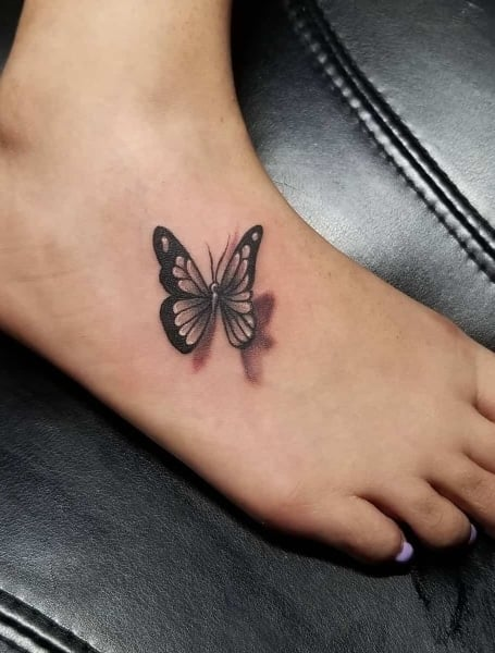 Tatuaje de mariposa en el pie 