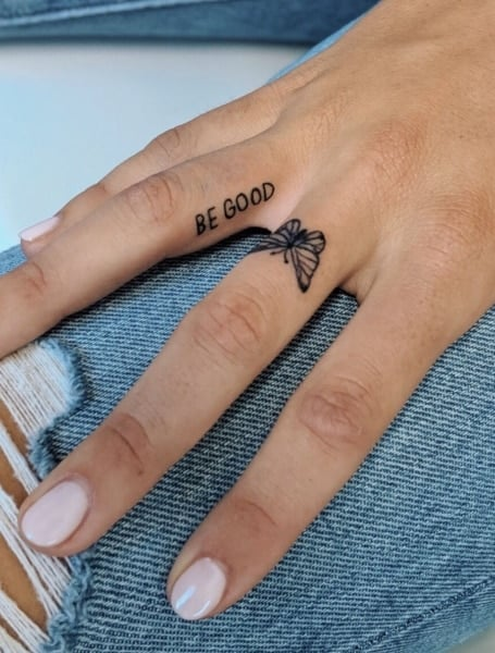 Tatuaje de dedo de mariposa