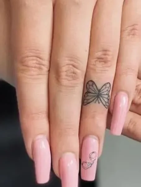 Tatuaje de mariposa en el dedo