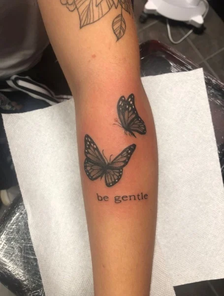 Tatuaje en el antebrazo de mariposa 