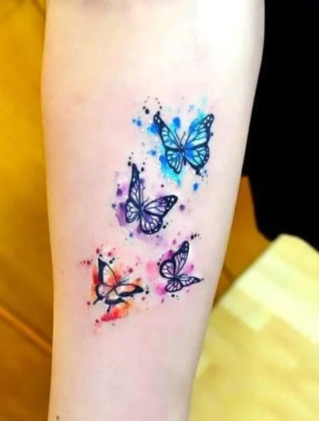 Tatuaje colorido de mariposa 