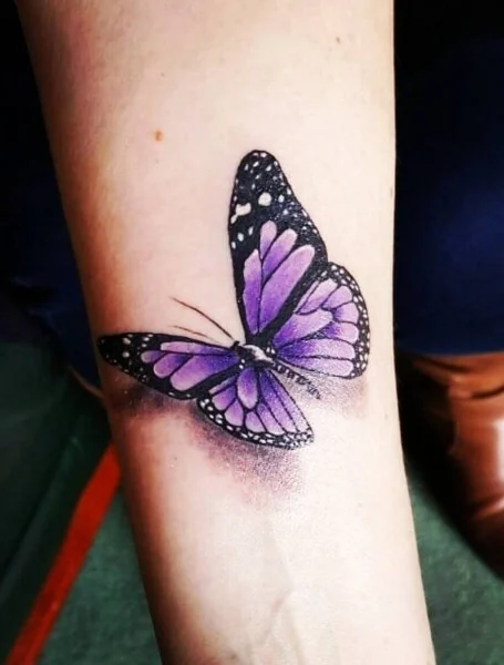 Tatuaje de mariposa morada