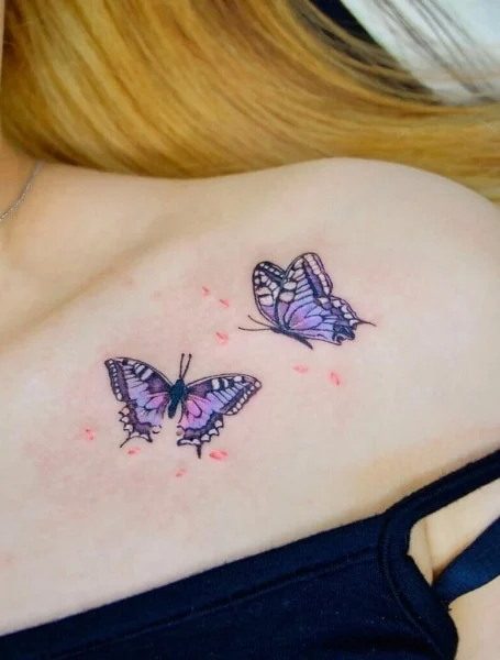 Tatuaje morado de mariposa 