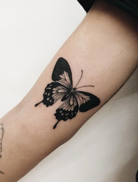 Tatuaje negro de mariposa 