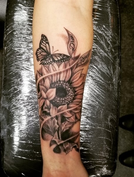 Tatuaje de mariposa y girasol 