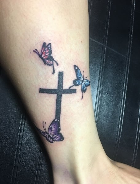 Tatuaje de cruz de mariposa