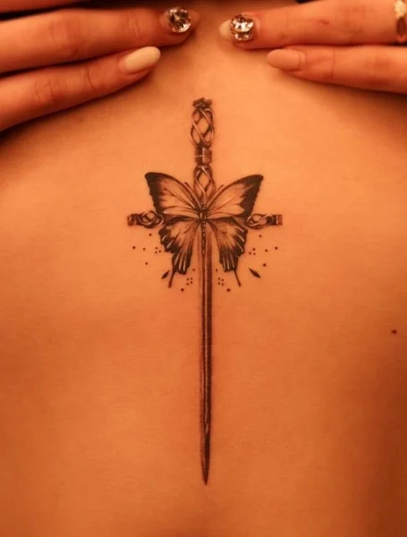 Tatuaje de mariposa de cruz 