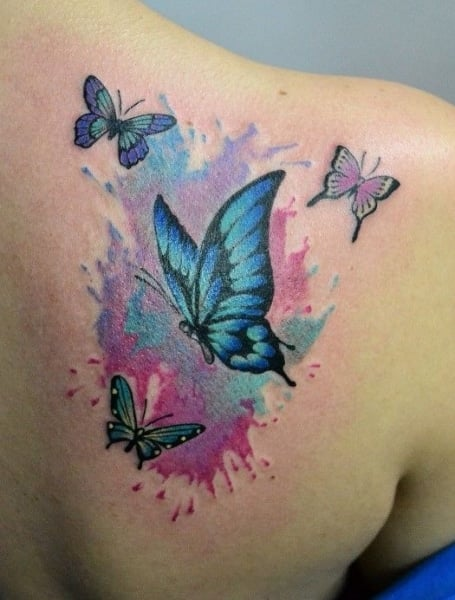 Tatuaje en acuarela de mariposa 