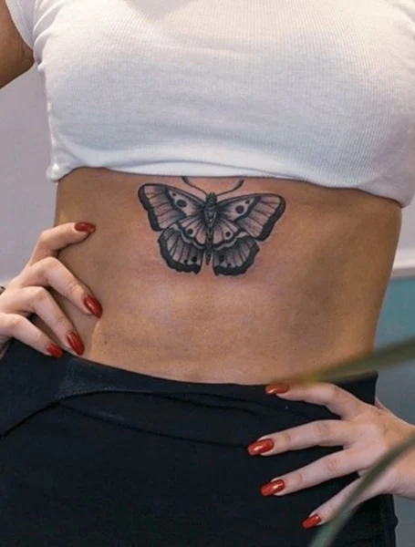 Tatuaje de mariposa en el estómago