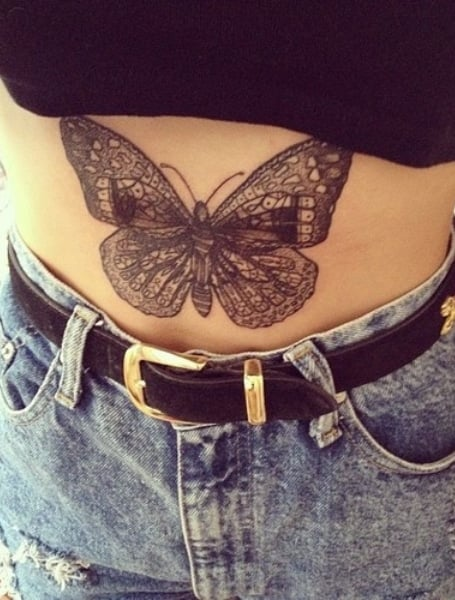 Tatuaje en el estómago de mariposa 