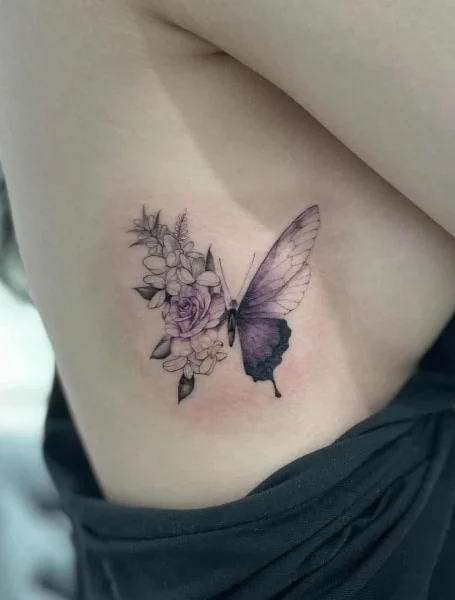 Tatuaje de costilla de mariposa
