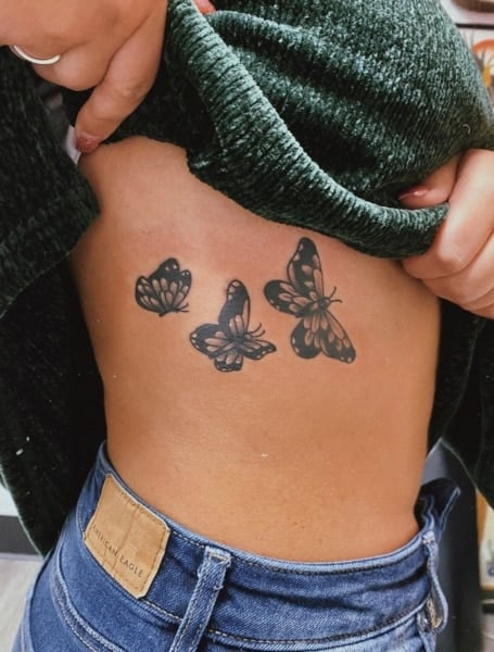 Tatuaje de mariposa en la costilla 